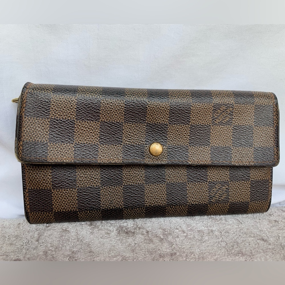 Authentic Louis Vuitton wallet with broken clasp/button